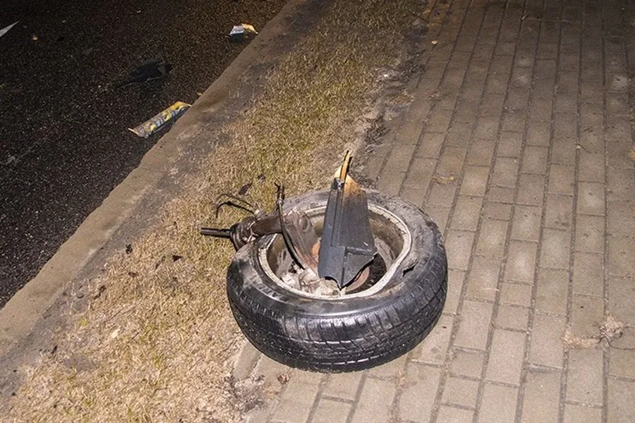 Ciężarówka na boku, ford na barierkach. Poważny wypadek na dk nr 60 (zdjęcia)