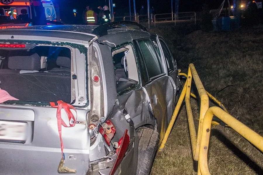 Ciężarówka na boku, ford na barierkach. Poważny wypadek na dk nr 60 (zdjęcia)