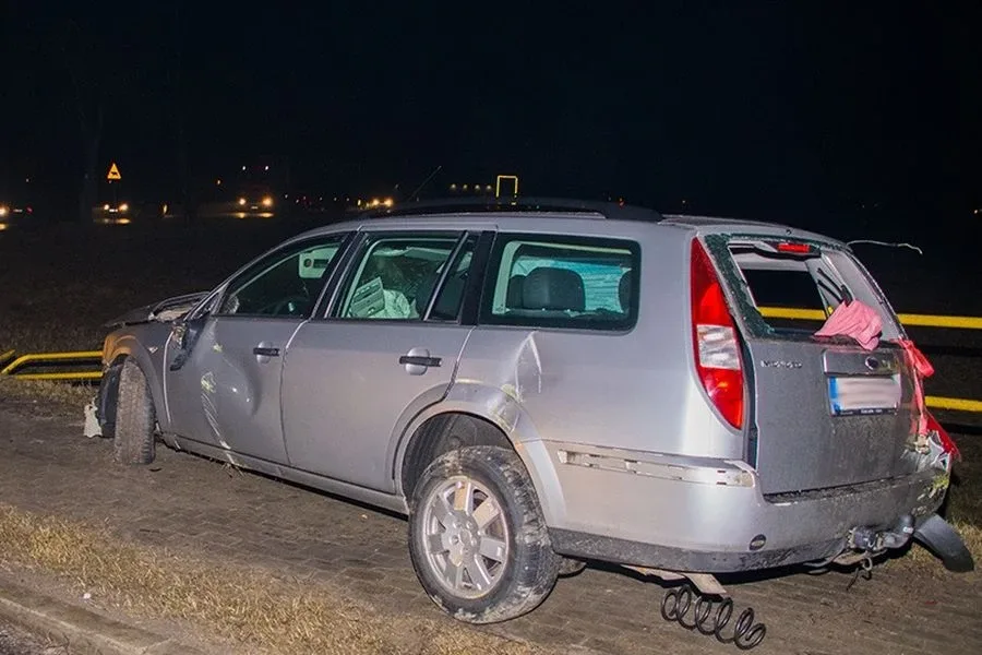 Ciężarówka na boku, ford na barierkach. Poważny wypadek na dk nr 60 (zdjęcia)