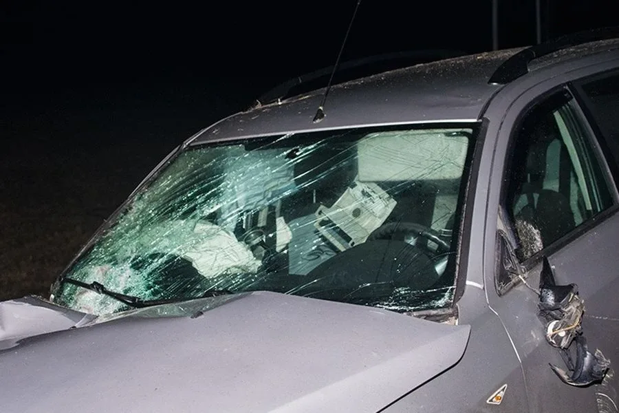 Ciężarówka na boku, ford na barierkach. Poważny wypadek na dk nr 60 (zdjęcia)