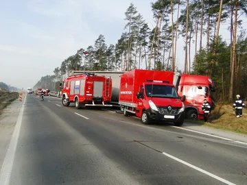 Zderzenie osobówki z ciężarówką. 31-letni kierowca trafił do szpitala (zdjęcia)