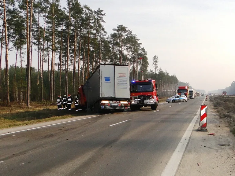 Zderzenie osobówki z ciężarówką. 31-letni kierowca trafił do szpitala (zdjęcia)