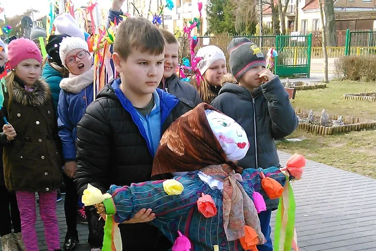 "Dwójka" powitała wiosnę paląc marzannę (zdjęcia)