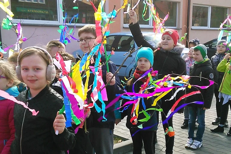 "Dwójka" powitała wiosnę paląc marzannę (zdjęcia)