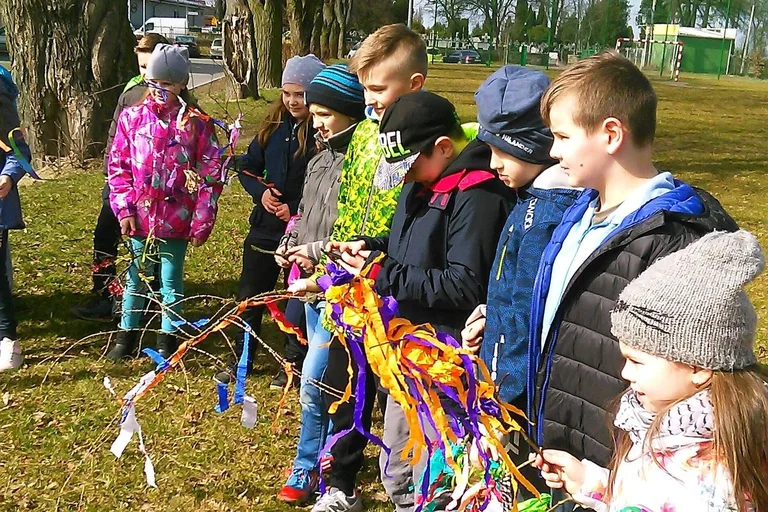 "Dwójka" powitała wiosnę paląc marzannę (zdjęcia)