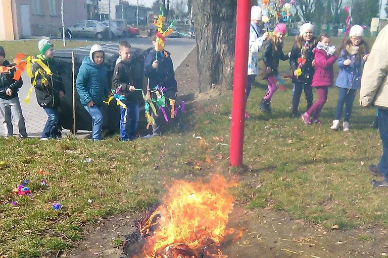 "Dwójka" powitała wiosnę paląc marzannę (zdjęcia)