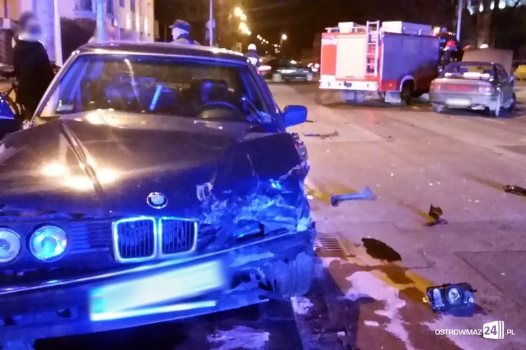 Zderzenie mazdy i bmw na ostrowskim skrzyżowaniu (zdjęcia)