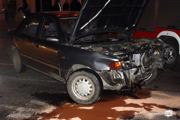 Zderzenie mazdy i bmw na ostrowskim skrzyżowaniu (zdjęcia)