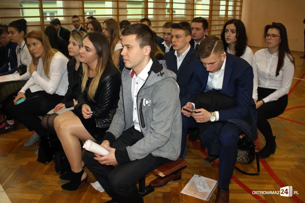 Maturzyści "Rubinka" pożegnali szkolne mury (zdjęcia)