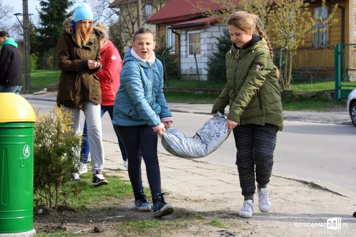 Porządki na "Skwerku obfitości" (zdjęcia)