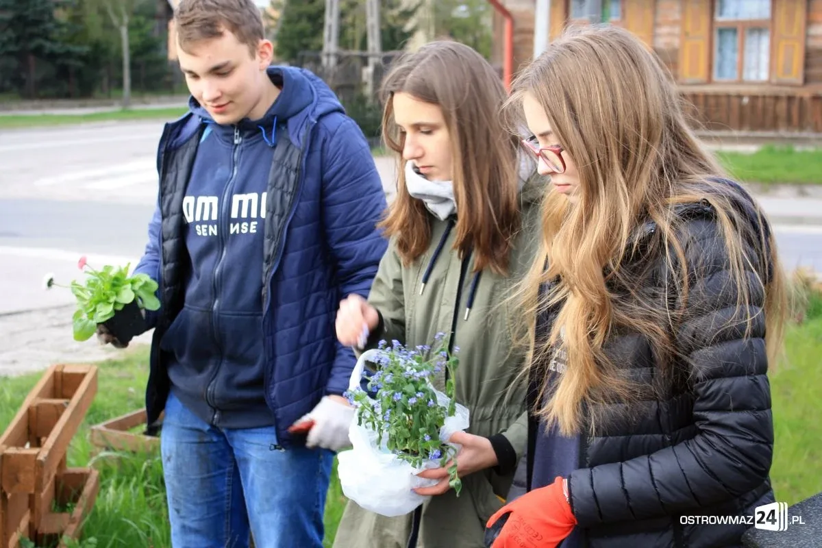 Porządki na "Skwerku obfitości" (zdjęcia)
