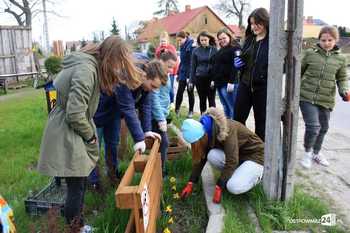 Porządki na "Skwerku obfitości" (zdjęcia)