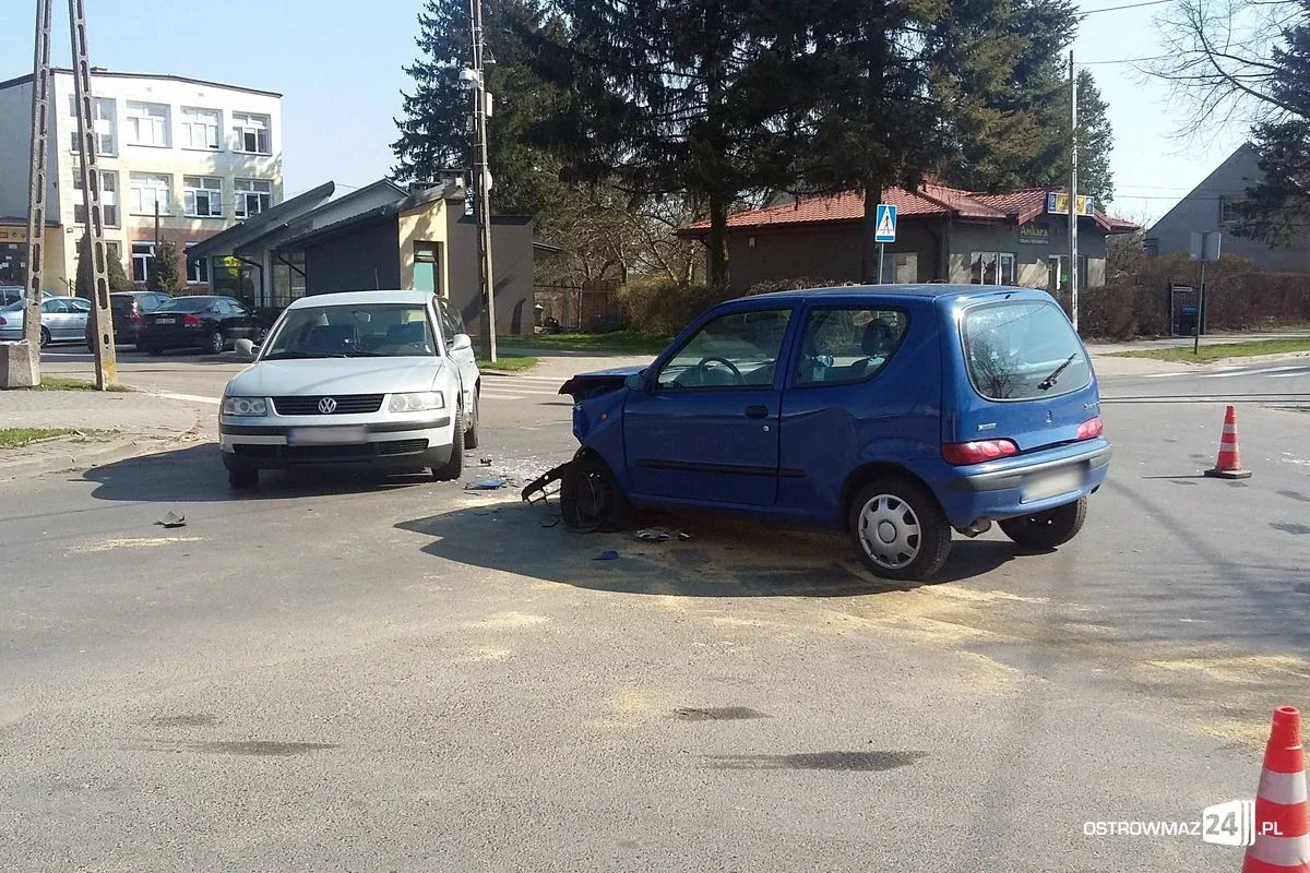 Zderzenie osobówek na ostrowskim skrzyżowaniu (zdjęcia)