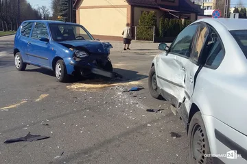 Zderzenie osobówek na ostrowskim skrzyżowaniu (zdjęcia)