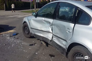 Zderzenie osobówek na ostrowskim skrzyżowaniu (zdjęcia)