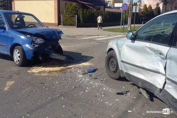 Zderzenie osobówek na ostrowskim skrzyżowaniu (zdjęcia)