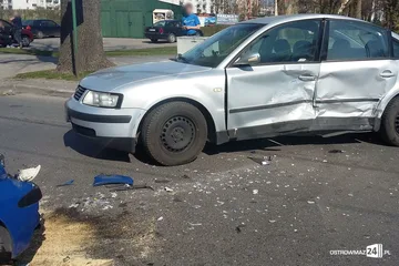 Zderzenie osobówek na ostrowskim skrzyżowaniu (zdjęcia)