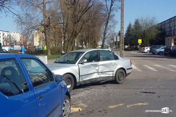 Zderzenie osobówek na ostrowskim skrzyżowaniu (zdjęcia)
