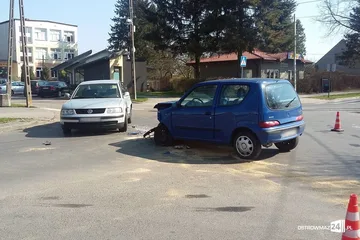 Zderzenie osobówek na ostrowskim skrzyżowaniu (zdjęcia)