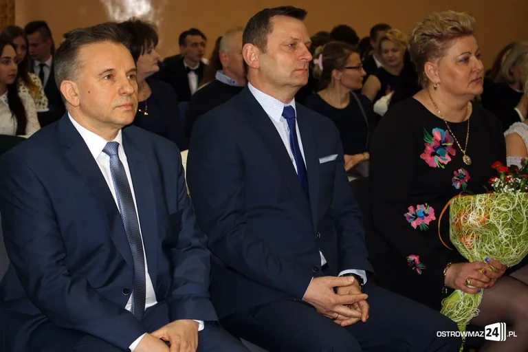Maturzyści "Rubinka" pożegnali szkolne mury (zdjęcia)