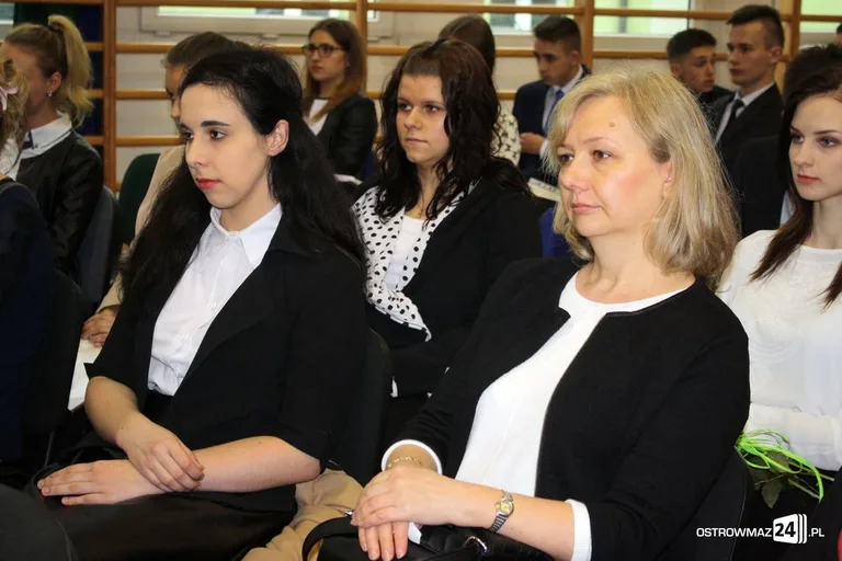 Maturzyści "Rubinka" pożegnali szkolne mury (zdjęcia)
