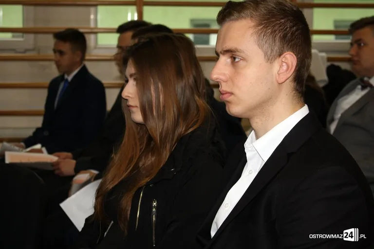 Maturzyści "Rubinka" pożegnali szkolne mury (zdjęcia)