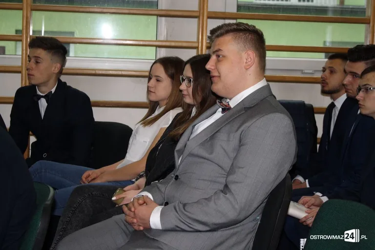 Maturzyści "Rubinka" pożegnali szkolne mury (zdjęcia)