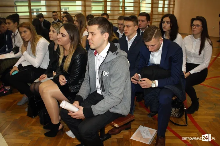 Maturzyści "Rubinka" pożegnali szkolne mury (zdjęcia)