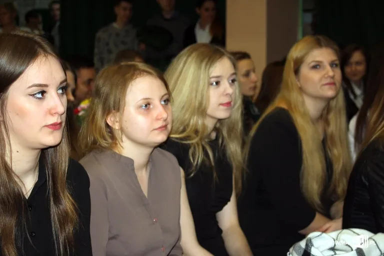 Maturzyści "Rubinka" pożegnali szkolne mury (zdjęcia)