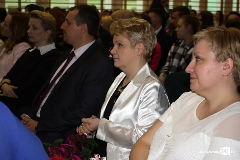 Maturzyści "Rubinka" pożegnali szkolne mury (zdjęcia)