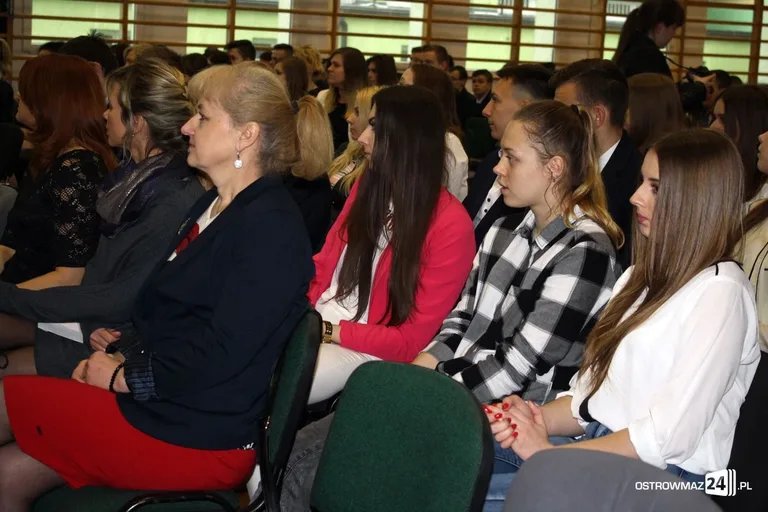 Maturzyści "Rubinka" pożegnali szkolne mury (zdjęcia)