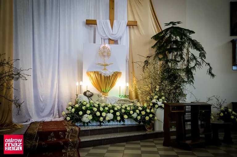 Groby Pańskie w ostrowskich parafiach (zdjęcia)