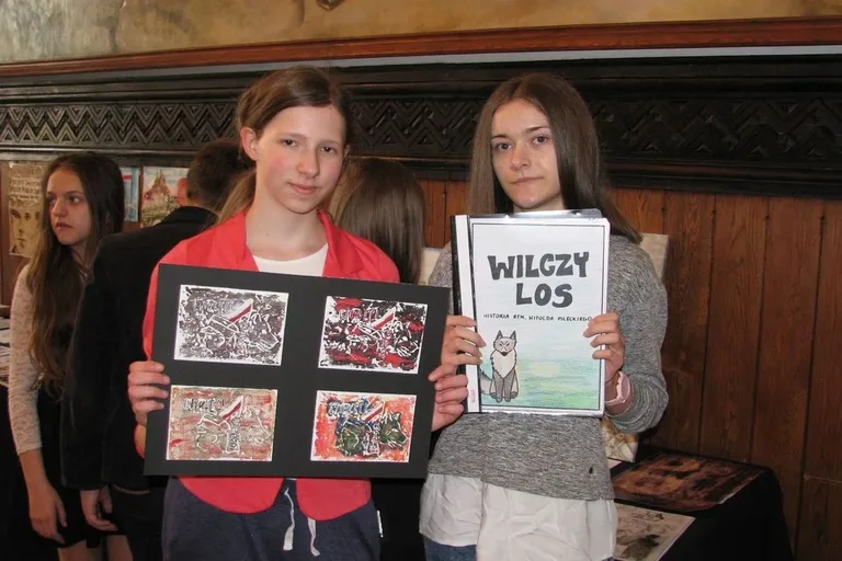 Ostrowskie uczennice wyróżnione w ogólnopolskim konkursie historycznym (zdjęcia)