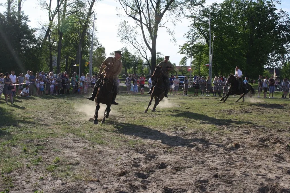 Pokazy jeździeckie kawalerzystów (zdjęcia)