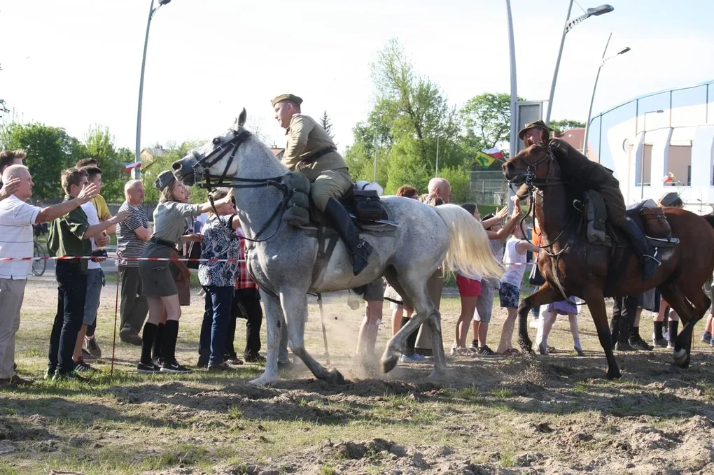 Pokazy jeździeckie kawalerzystów (zdjęcia)