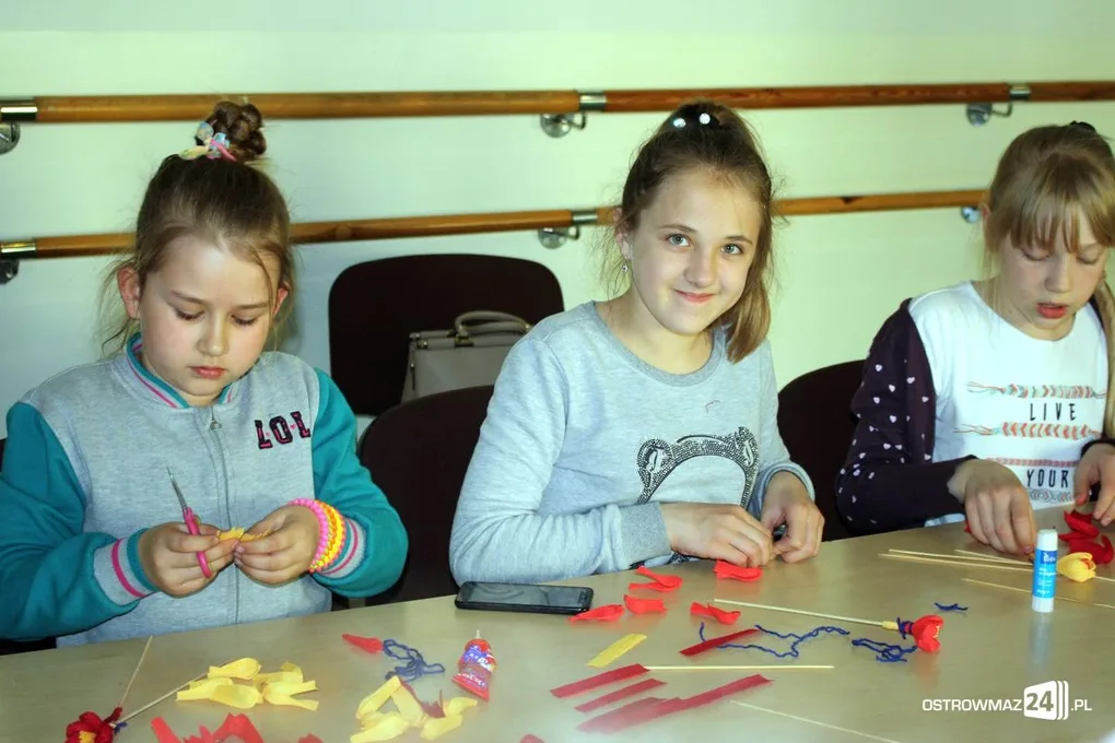 Najmłodsi tworzyli kwiaty z bibuły (zdjęcia)