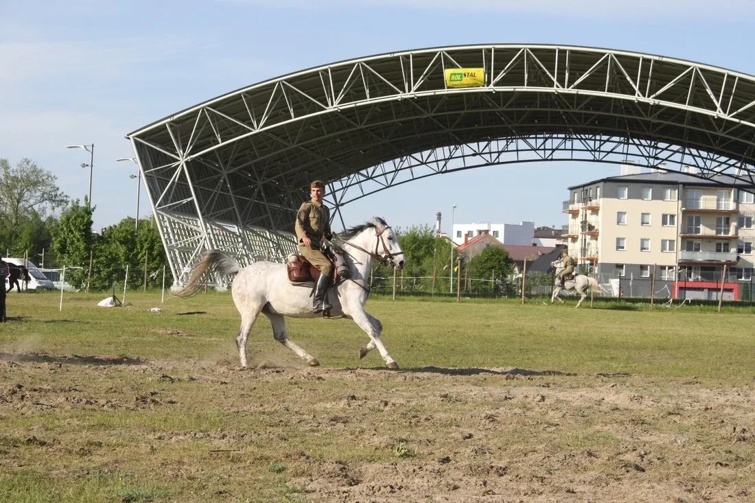 Pokazy jeździeckie kawalerzystów (zdjęcia)