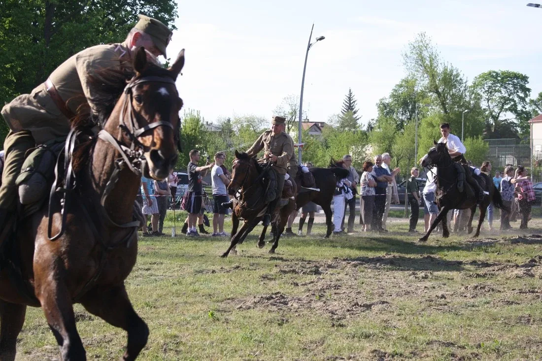 Pokazy jeździeckie kawalerzystów (zdjęcia)