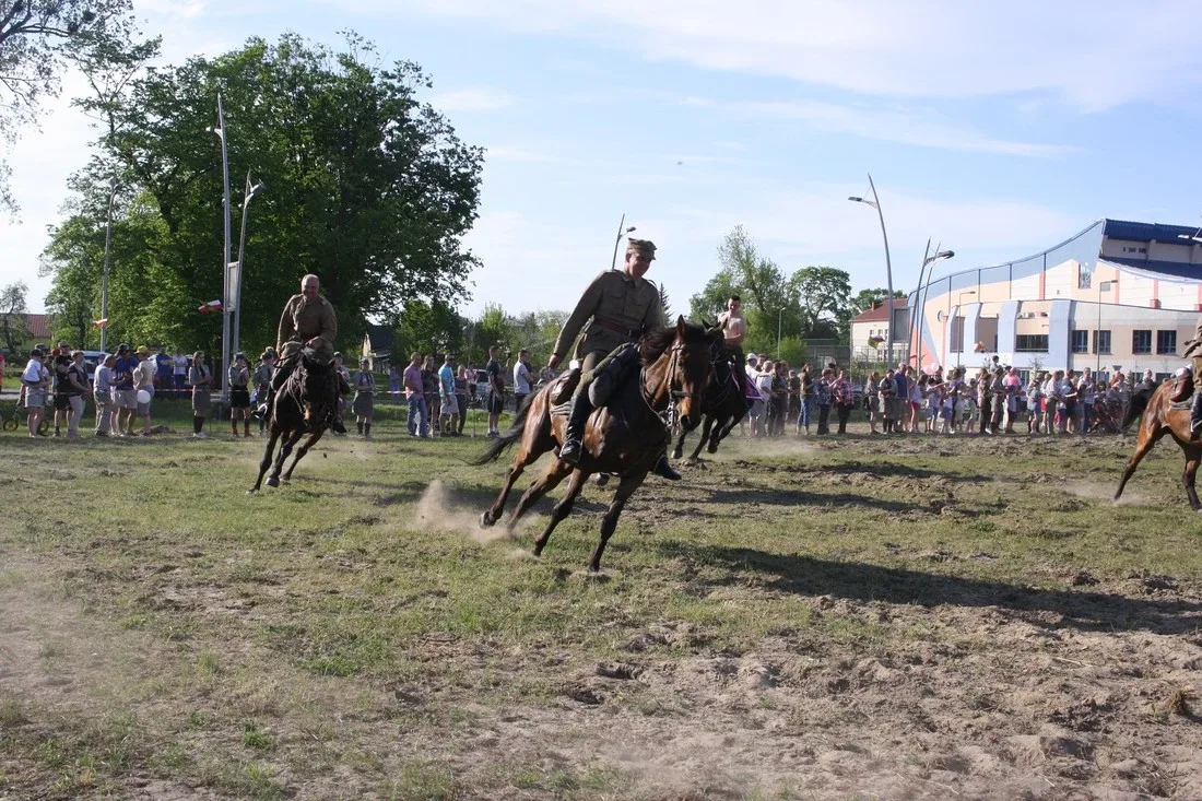 Pokazy jeździeckie kawalerzystów (zdjęcia)