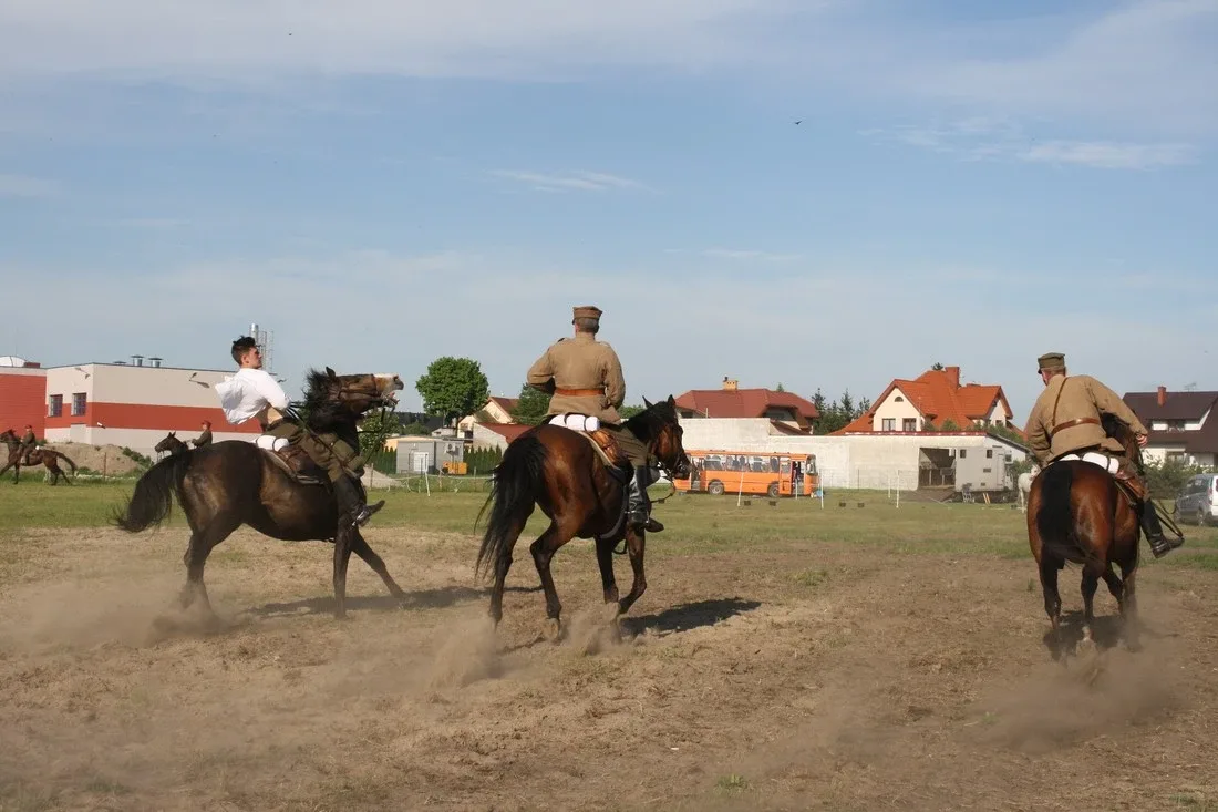 Pokazy jeździeckie kawalerzystów (zdjęcia)