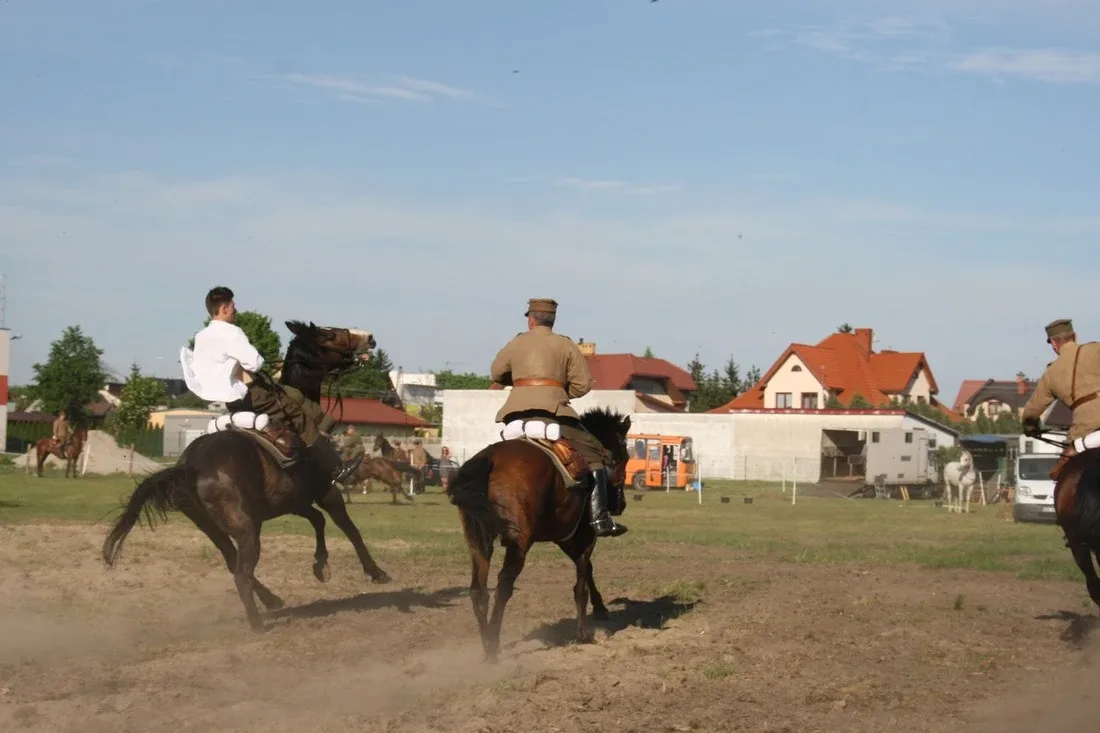 Pokazy jeździeckie kawalerzystów (zdjęcia)