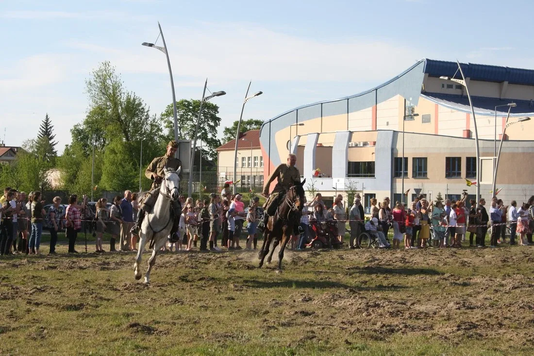 Pokazy jeździeckie kawalerzystów (zdjęcia)