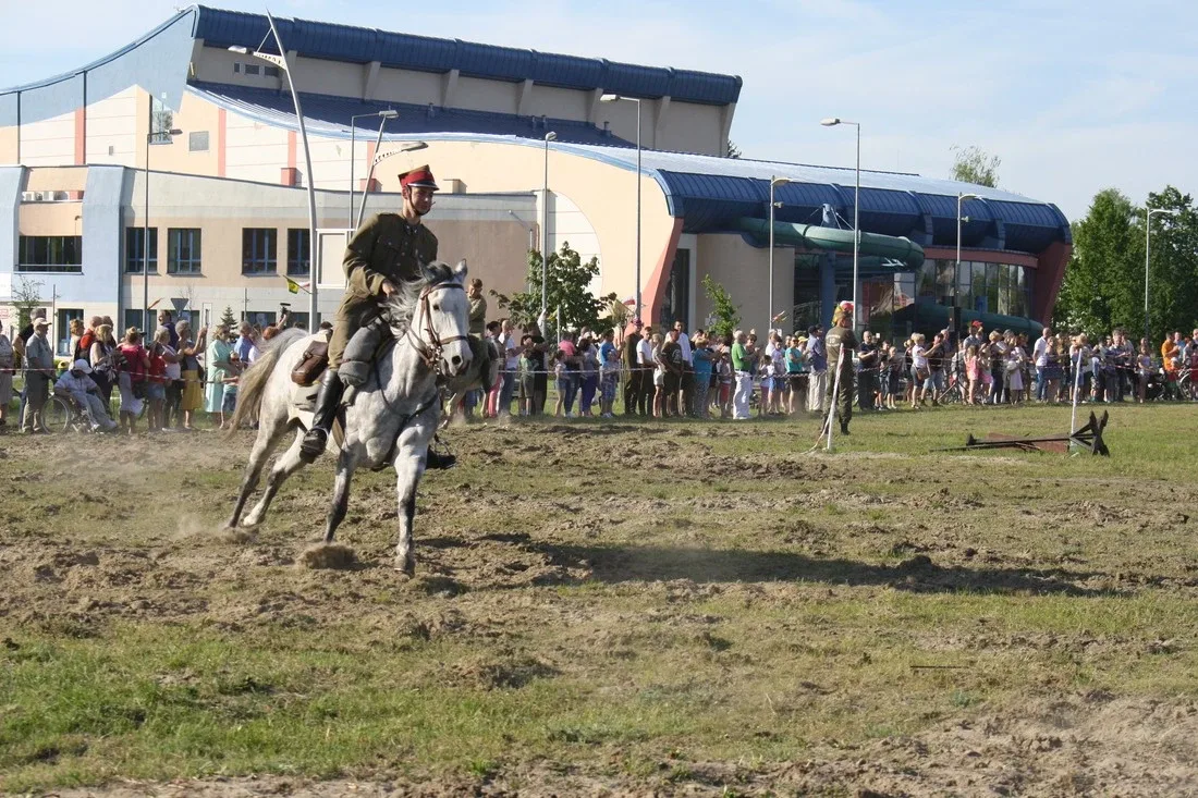 Pokazy jeździeckie kawalerzystów (zdjęcia)