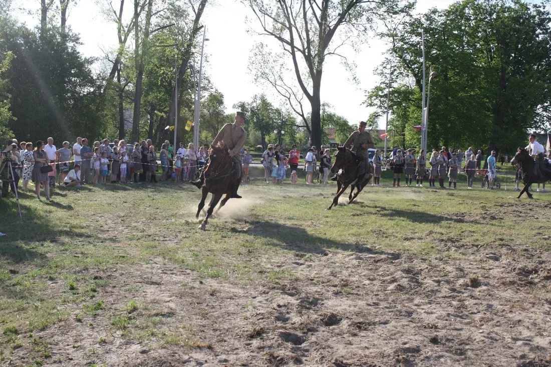 Pokazy jeździeckie kawalerzystów (zdjęcia)