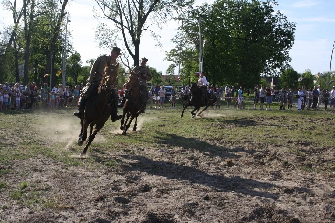 Pokazy jeździeckie kawalerzystów (zdjęcia)