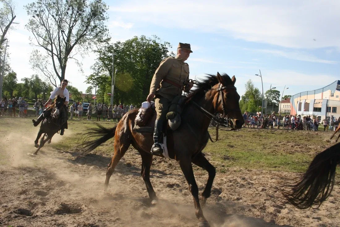 Pokazy jeździeckie kawalerzystów (zdjęcia)