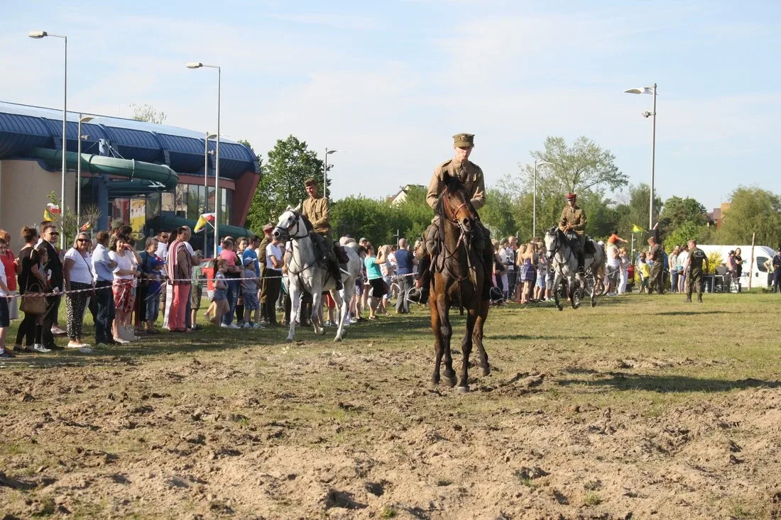 Pokazy jeździeckie kawalerzystów (zdjęcia)