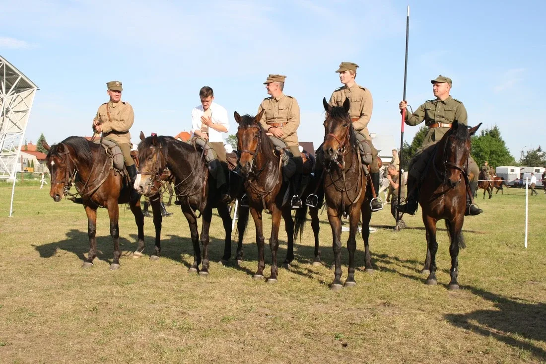 Pokazy jeździeckie kawalerzystów (zdjęcia)
