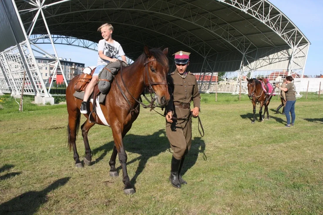 Pokazy jeździeckie kawalerzystów (zdjęcia)