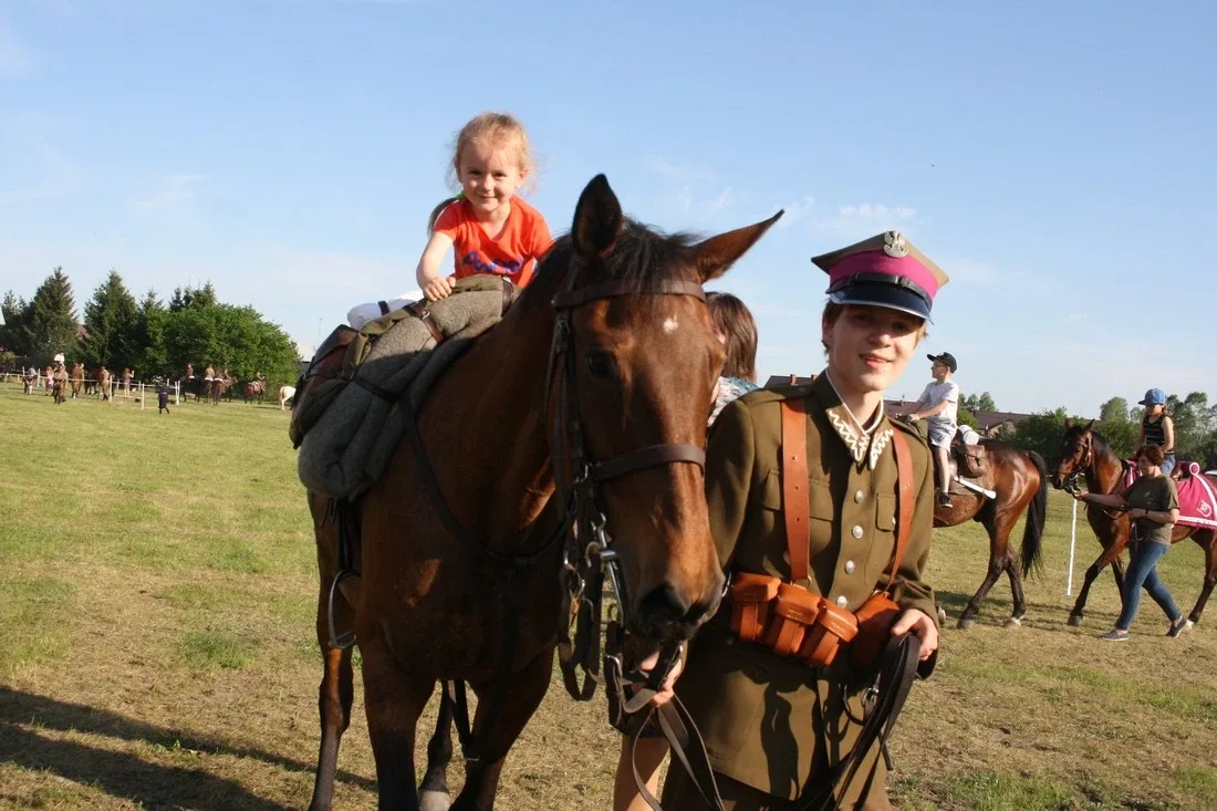 Pokazy jeździeckie kawalerzystów (zdjęcia)